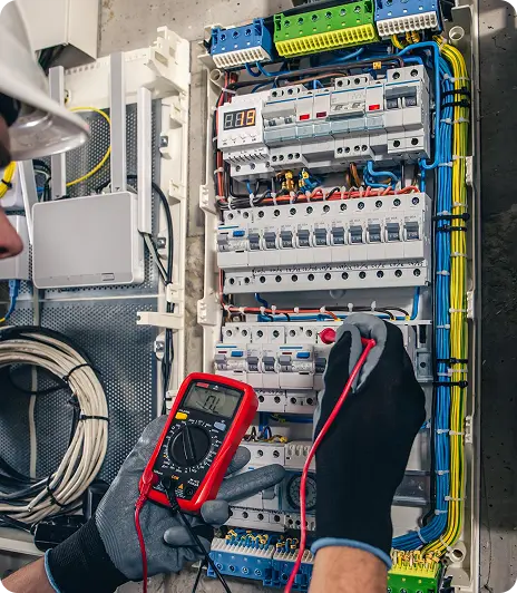 Pomiary elektryczne w rozdzielnicy przemysłowej