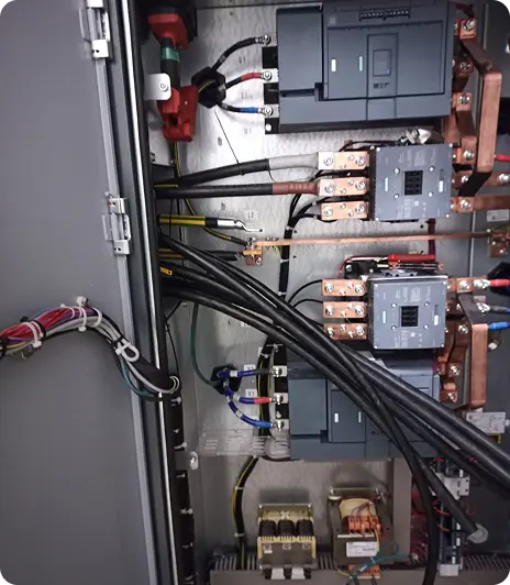 Wnętrze szafy elektrycznej z okablowaniem przemysłowym
