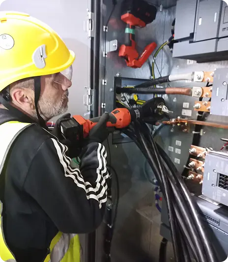 Montaż kabli w szafie elektrycznej przemysłowej