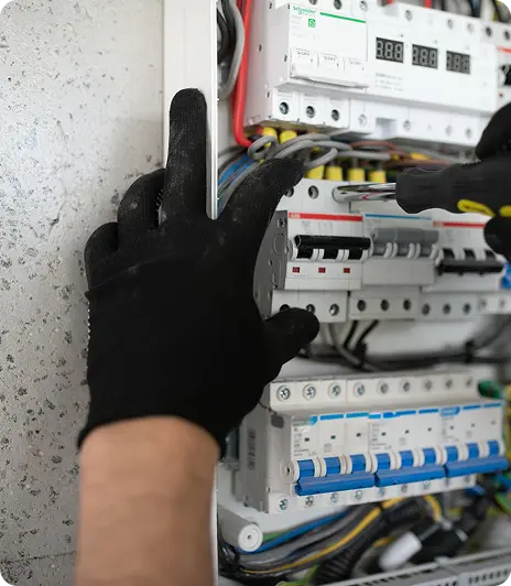 Prace serwisowe przy zabezpieczeniach elektrycznych